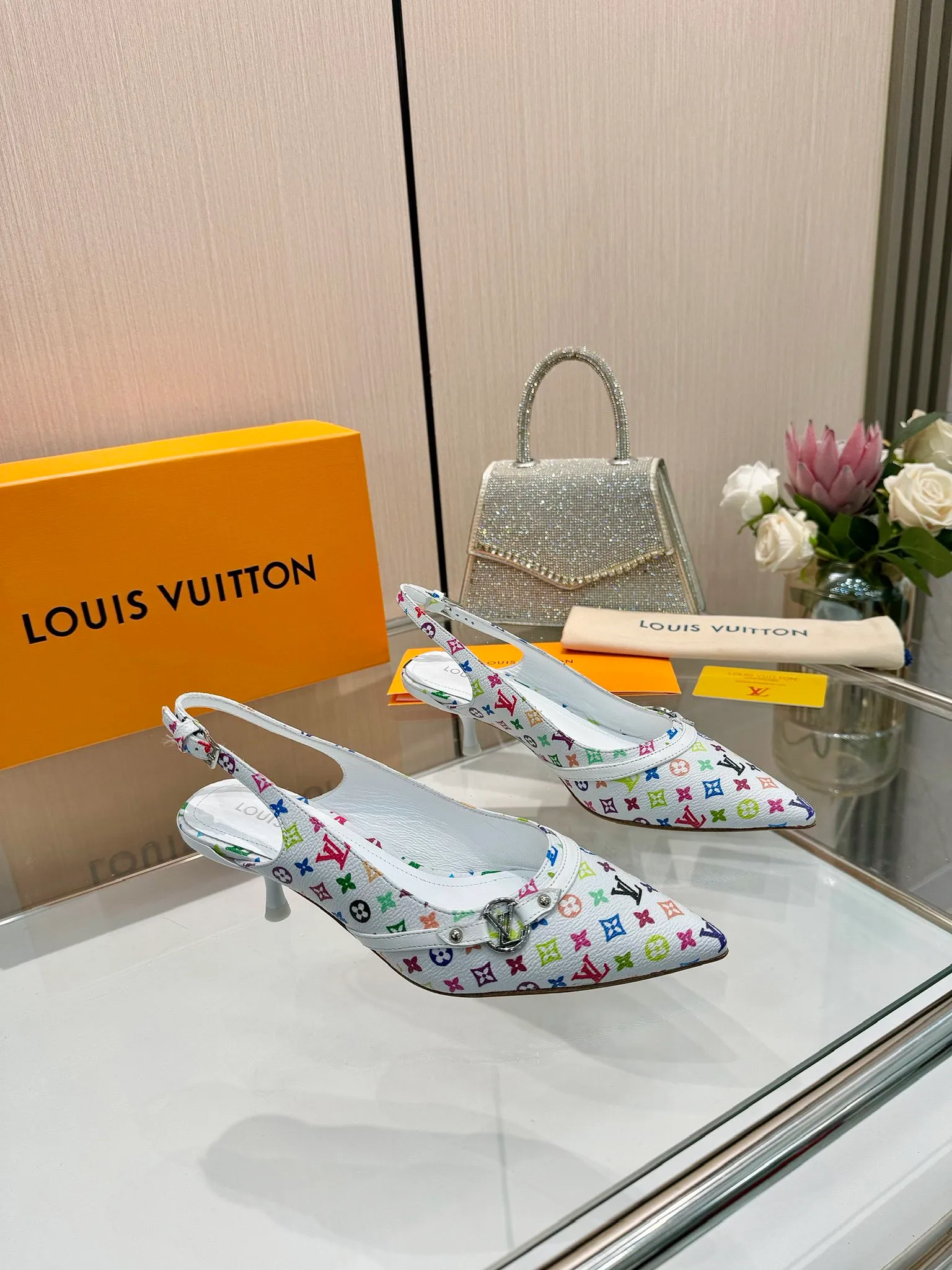 👟👟Ex-factory price 640👟👟Purchase level], Louis Vuitton 2025 official website early spring series! Perfect last shape, new pointed toe🆕, the official website is updated simultaneously. The small pointed toe is matched with a hollow leather strip and a small square buckle to adjust the elasticity. LV hardware "logo" is embellished. It is full of details and a visual feast. 💯It is difficult to conceal the elegant temperament of LV. It is comfortable and easy to wear, and full of femininity. The new original reverse mold last has the ultimate 1:1 shape, exquisite workmanship, and imported high-end fabrics showing exquisite texture! Fabric: Imported lambskin, cow patent leather/Presbyopia/denim. High-quality soft sheepskin lining. Feet: imported goatskin, Italian genuine leather outsole. 5.5 lacquered heels. Number of yards: 34-41 (34.40, 41, customization is non-returnable and non-exchangeable)
